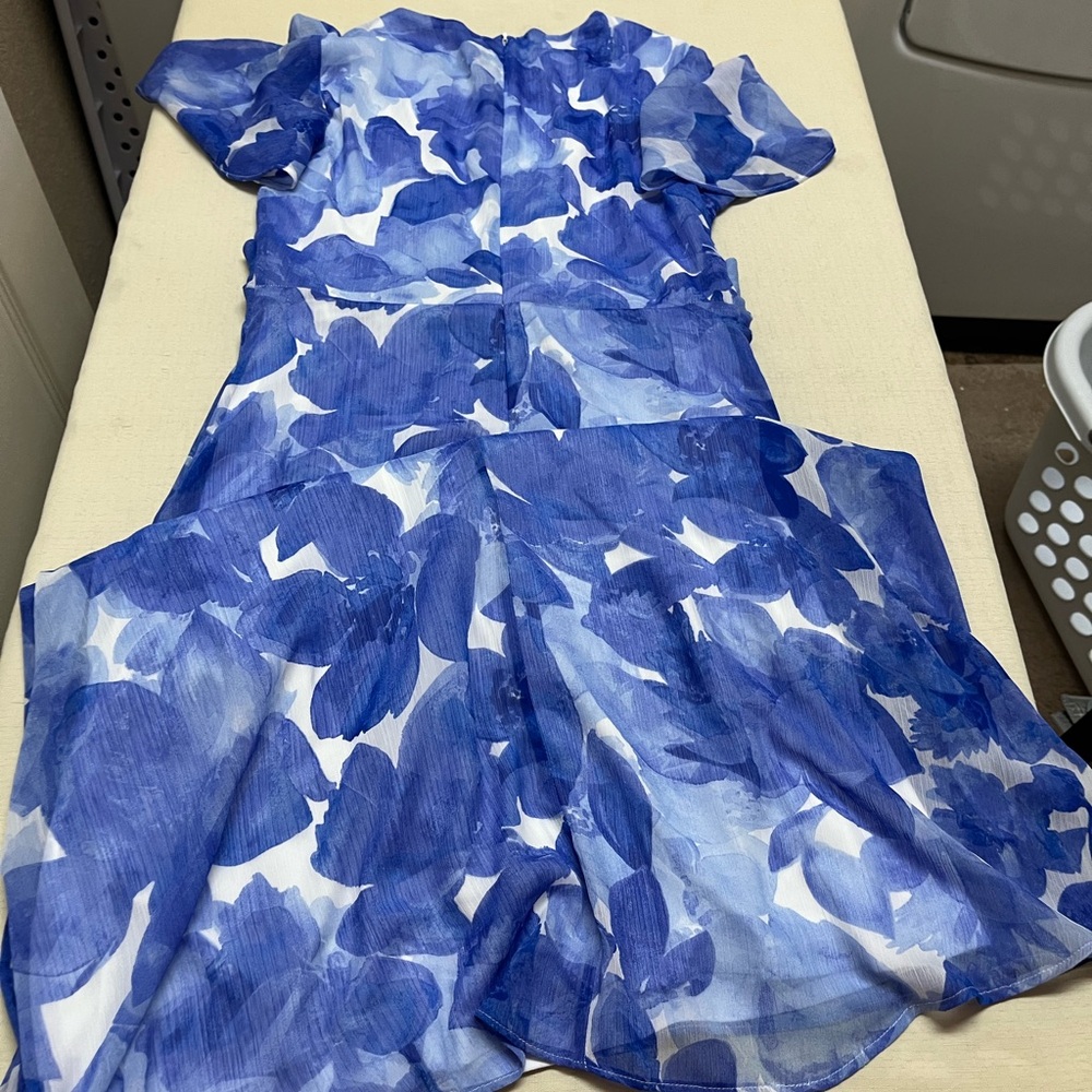 NWT DKNY size 6 blue/white printed flutter sleeve midi dress - Picture 8 of 13
